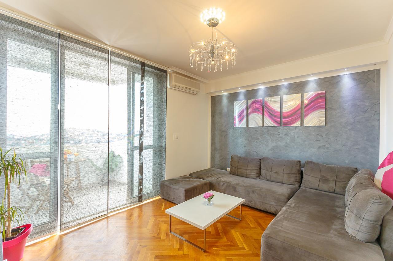 Skyscraper Apartment *